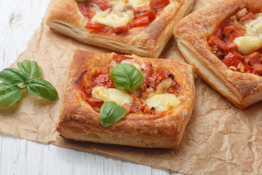 Puff pastry with tomato, mozzarella, onion and basil