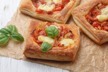 Puff pastry with tomato, mozzarella, onion and basil